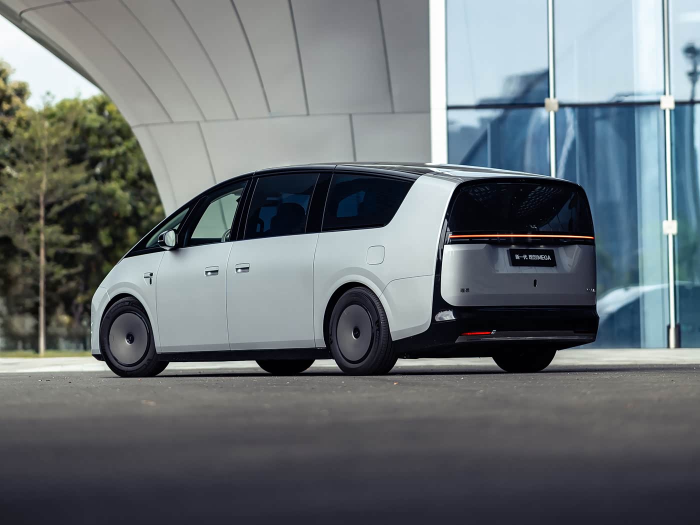 Chinese electric MPV